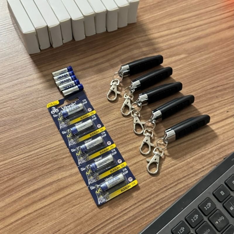 Entrega de controles remotos junto con cambio de motor. Entrega de controles remotos para portón, exclusivamente a clientes que realizan trabajos con nosotros, como cambio de motor. No realizamos venta de controles de forma individual. Trabajo realizado por HERREELEC.